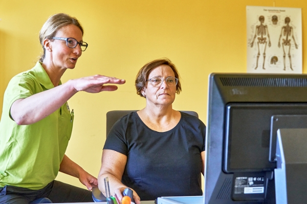 MBOR - Therapeutin und Rehabilitandin am Schreibtisch MBOR - Therapeutin und Rehabilitandin am Schreibtisch