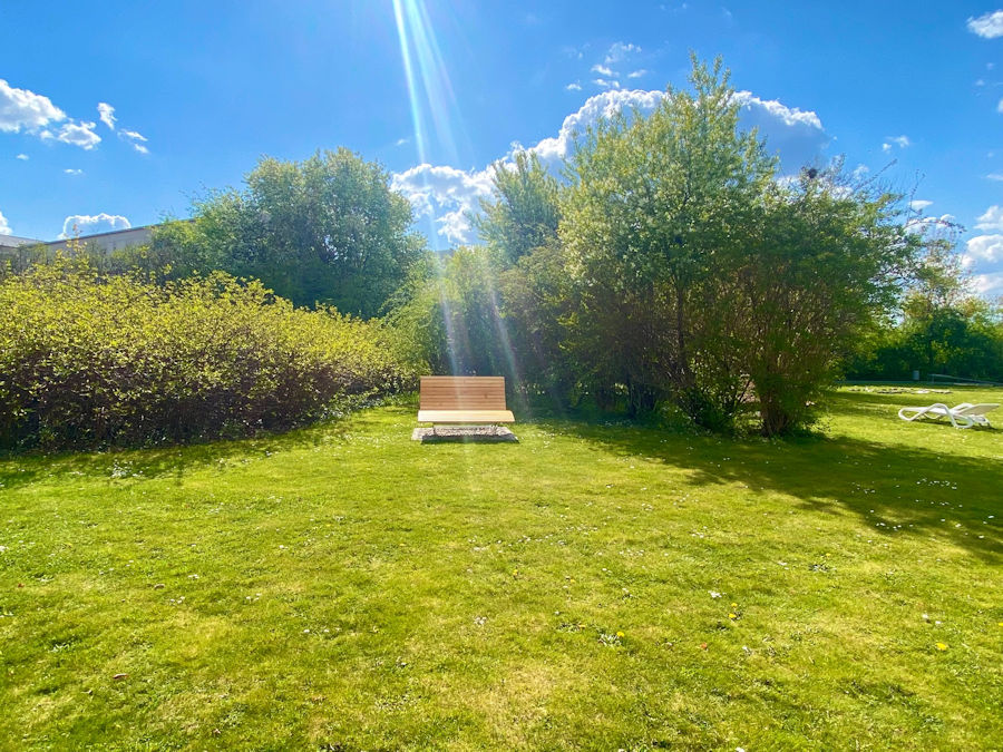 Bank auf der Wiese im Aussenbereich Bank auf der Wiese im Aussenbereich