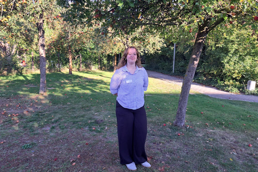 Frau im Klinikpark Frau im Klinikpark