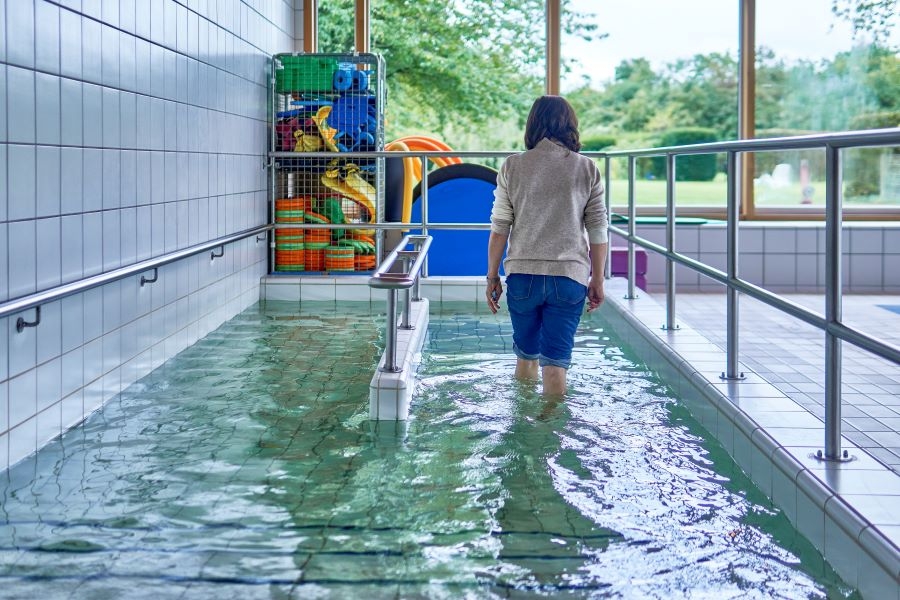 Frau beim Wassertreten Frau beim Wassertreten