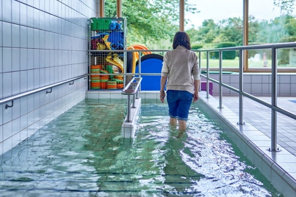 Frau beim Wassertreten Frau beim Wassertreten