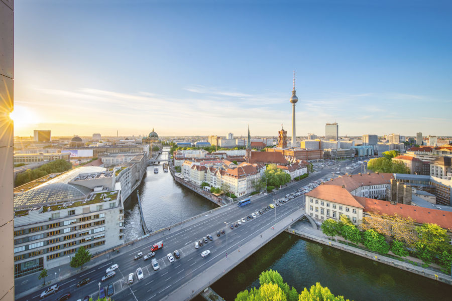 Berlin von oben mit Blick auf den Fernsehturm Berlin von oben mit Blick auf den Fernsehturm