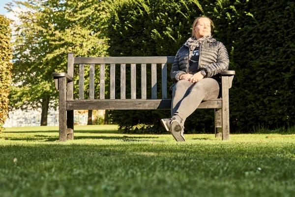 Rehabilitandin auf einer Parkbank Rehabilitandin auf einer Parkbank
